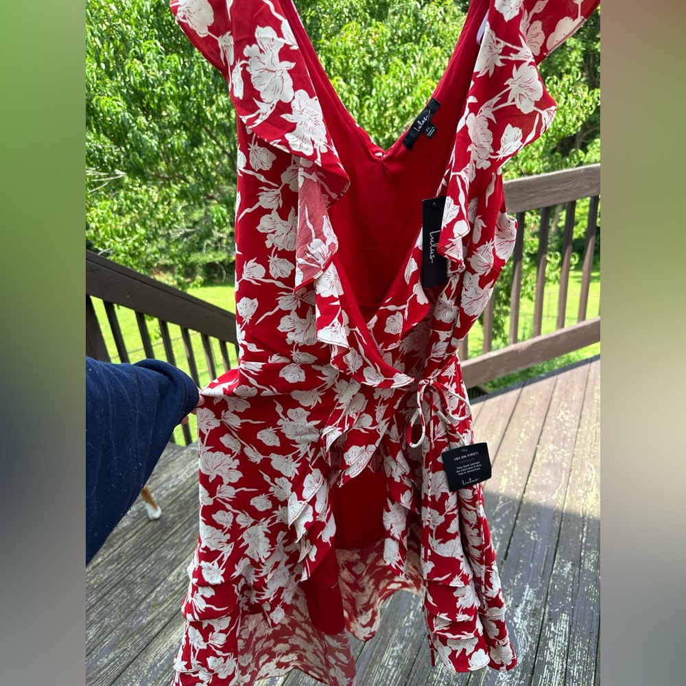 New Lulus floral wrap around dress with tags! Size XLarge